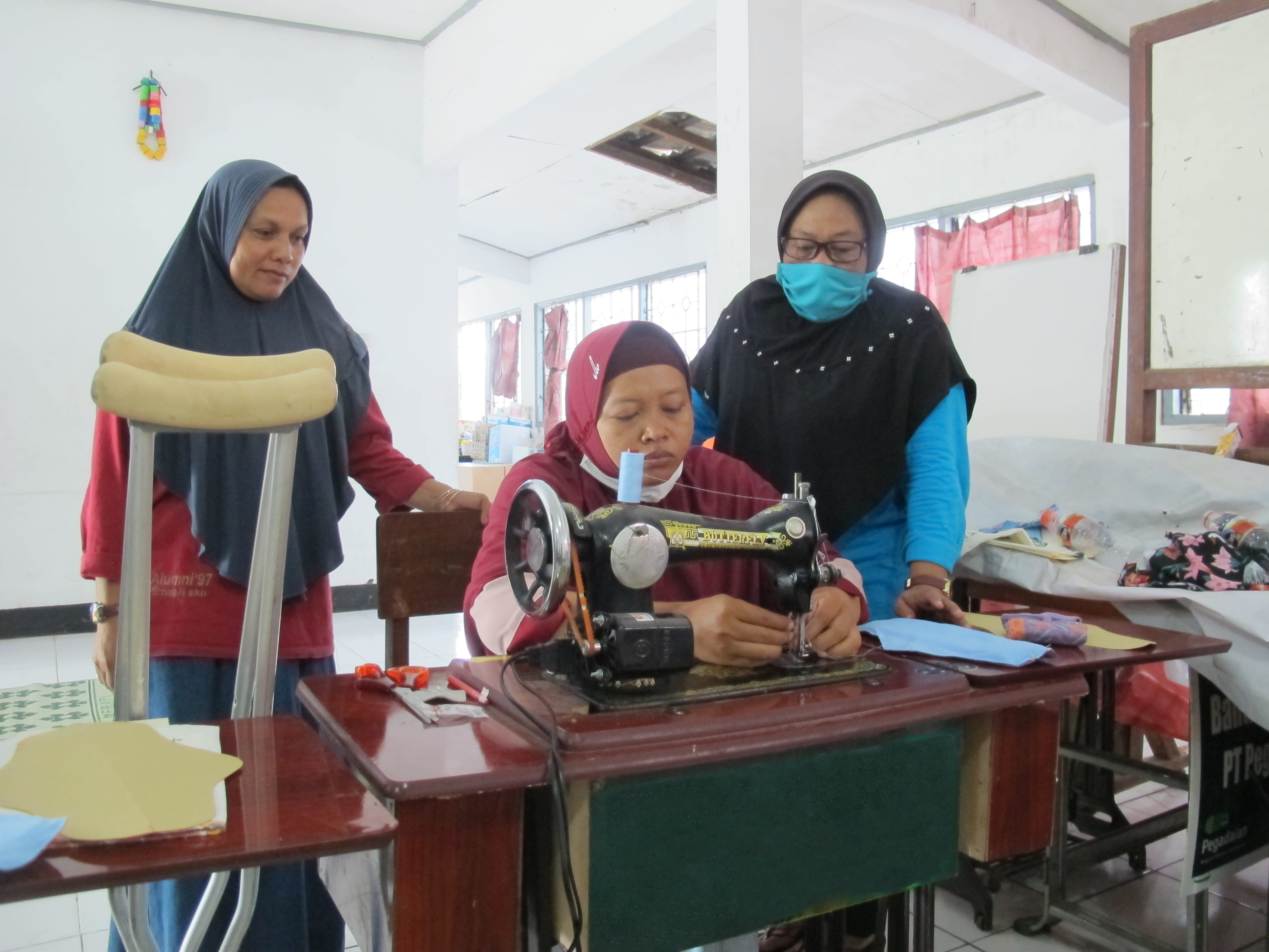 Biyung Indonesia Pembuatan Pembalut Kain Batik